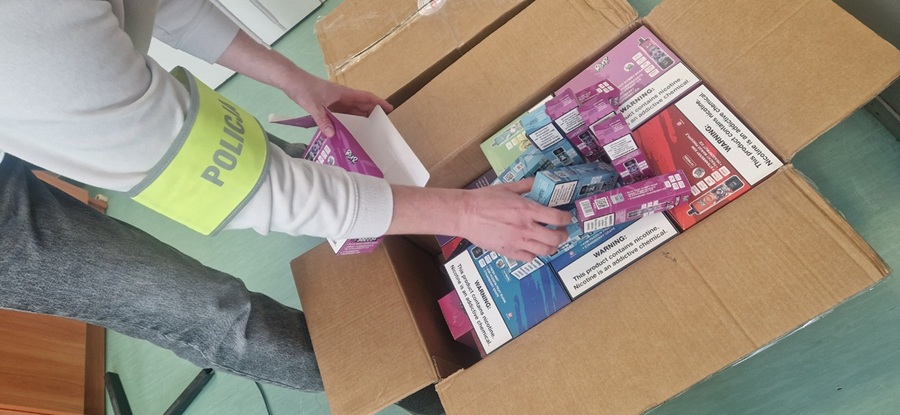 E-papierosy bez akcyzy. Blisko 300 sztuk znaleziono w samochodzie